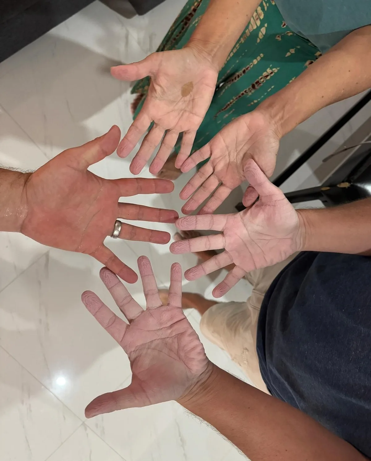 Sechs Hände von drei Menschen nach dem Bad, Handflächen nach oben