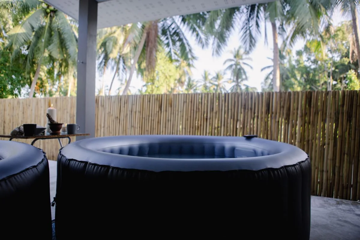 Pools unter dem Palmblattdach des Badehauses Bathtime auf Koh Phangan