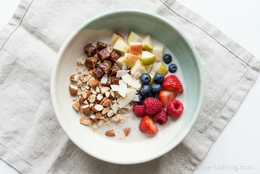 Basen-Müsli aus Mandeln, Datteln, Apfel und Kokos