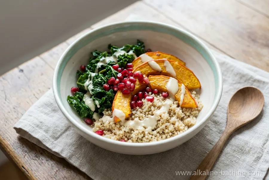 Quinoa-Bowl mit geröstetem Kürbis, Grünkohl und Granatapfel