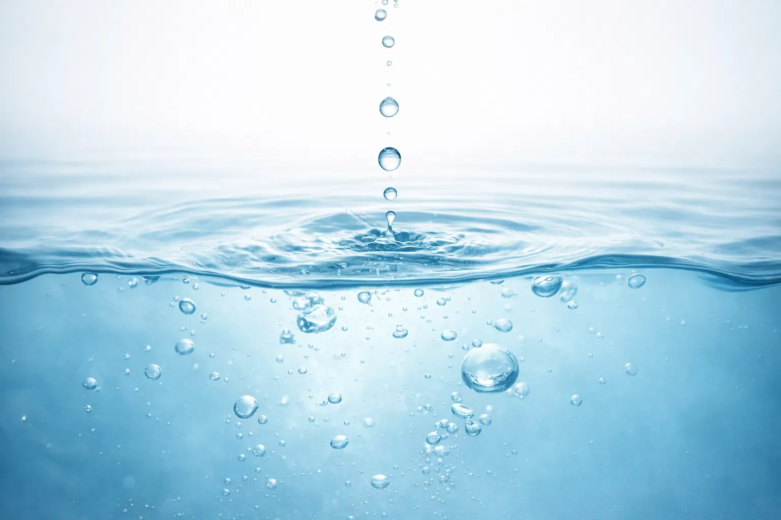 Wasseroberfläche in kühlem Licht